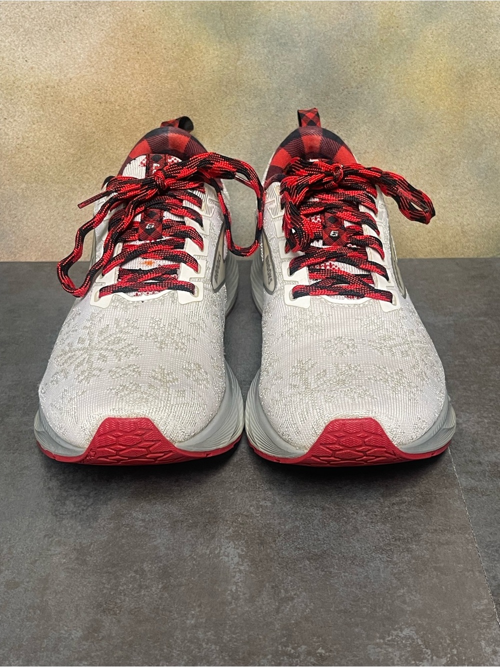Brooks Levitate 6 Christmas Run Merry Women’s Running Shoes White/Red Size 8.5B - Picture 7 of 16